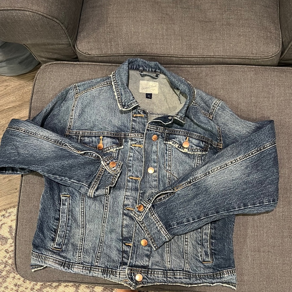 Universal Threads jean jacket.  Women’s size medium.  Good condition.